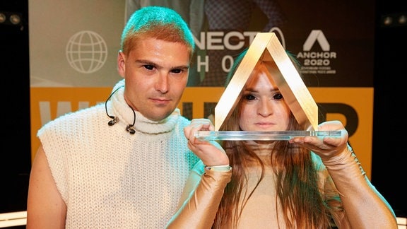 Die Gewinner des Anchor-Award, Demian und Inez von der Band Ätna, stehen mit der Trophäe auf der Bühne im St.-Pauli-Theater. 