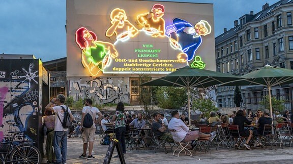 Biergarten unter Leuchtreklame "Löffelfamilie" des VEB Feinkost Leipzig, 2019