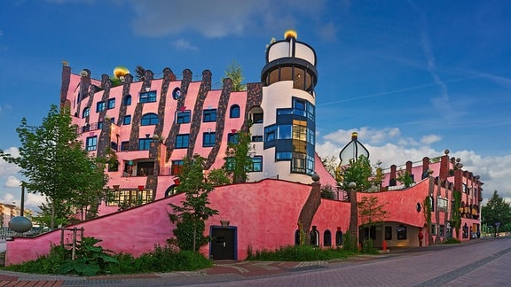 Hundertwassers Grüne Zitadelle von Magdeburg: ein Haus ohne Kanten und Ecken in bunten Farben