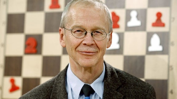 Der deutsche Schachspieler Helmut Pfleger, aufgenommen am Dienstag (21.10.2008) am Rande der Schachweltmeisterschaft in Bonn.