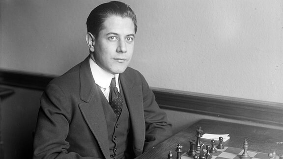 José Raúl Capablanca vor einem Schachspiel sitzend, 1915 