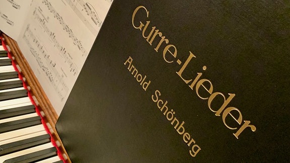 Blick in die Partitur der "Gurre-Lieder" von Arnold Schönberg: ein Oratorium in drei Teilen für Gesangssolisten, Sprecher, drei vierstimmige Männerchöre, achtstimmigen gemischten Chor und großes Orchester