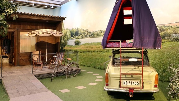 Exponate im August Horch Museum Zwickau: ein Trabant, der in Camping-Umgebung ins Szene gesetzt wurde 