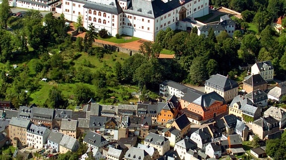 Die erzgebirgische Kleinstadt Augustusburg mit dem auf einem Hügel liegenden Schloss