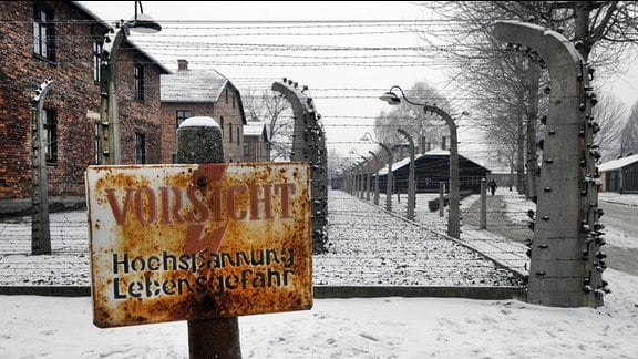 Befreiung KZ Auschwitz, 27. Januar 1945 - Stacheldrahtzaun, Warnschild Hochspannung