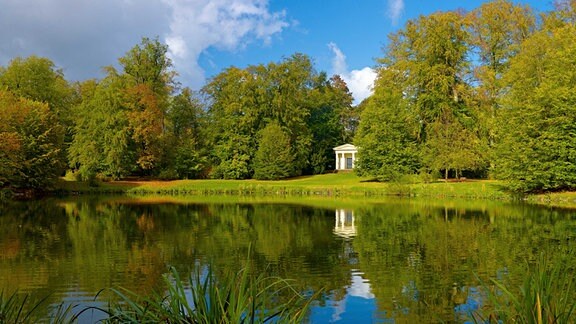 Merkur Temple und See im Schlosspark Gotha