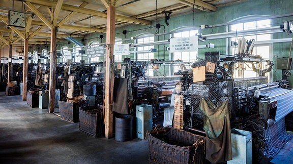 Blick in einen Raum mit vielen Textilmaschinen