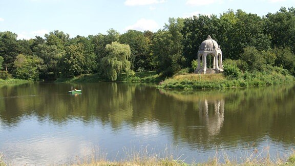 Adolf-Mittag-See, im HIntergrund eine begrünte Insel mit einem Pavillion