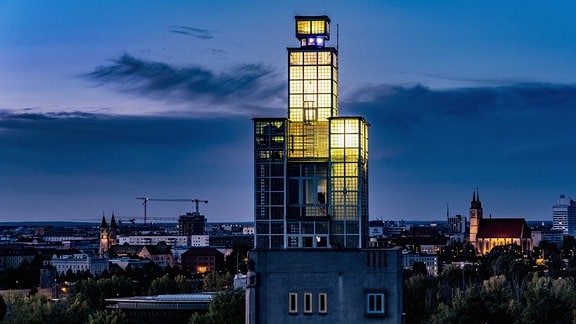 Der Albinmüller-Turm im Rotehornpark in Magdeburg bei Sonnenuntergang.
