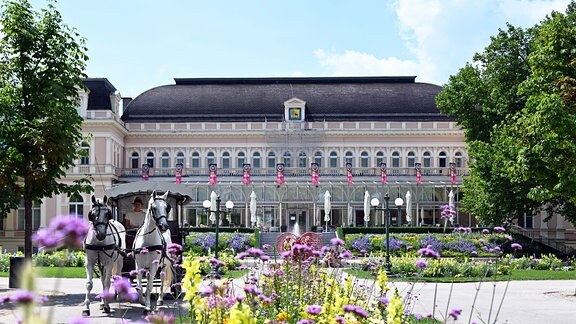 Eine Kutsche fährt vor dem Kongress- und Theaterhaus Bad Ischl.