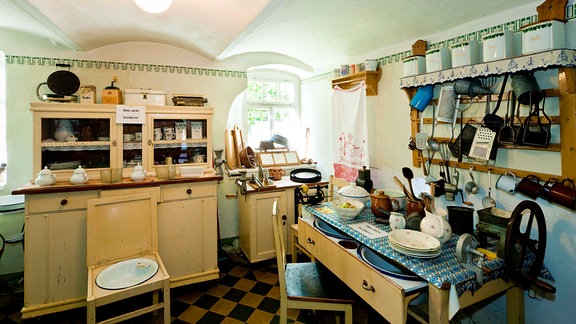Eine bäuerliche Küche um 1900 mit Gerätschaften: Kochtöpfen, Besteck, Schüsseln und vielem mehr.