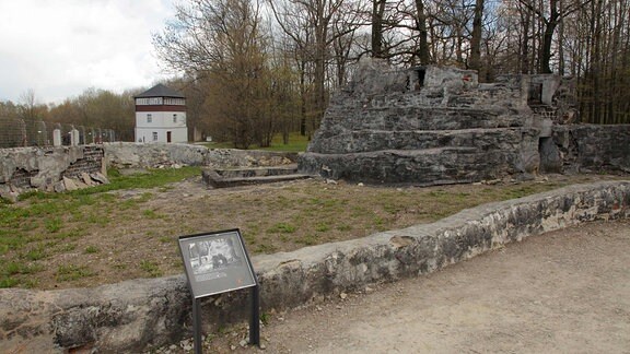 Ehemaliger Bärenzwinger neben dem Häftlingslager in der Nationalen Mahn- und Gedenkstätte KZ Buchenwald