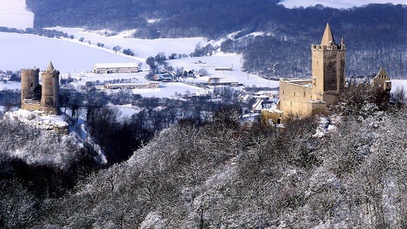 Burg Saaleck und Rudelburg , jede auf einem eigenen Berg im Schnee