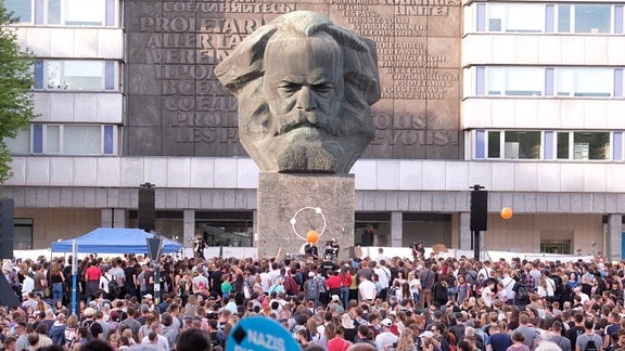 Besucher von „Kosmos Chemnitz- Wir bleiben mehr“ am Karl Marx-Monument.