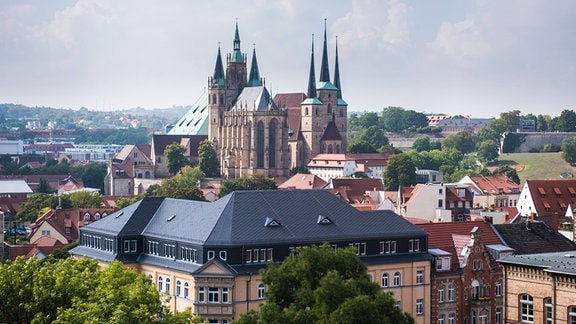 Blick über Erfurt zum Dom und zum Petersberg.