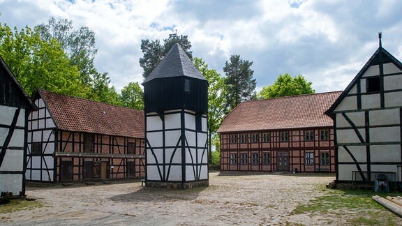 Fachwerkhäuser, im Vordergrund ein weißer Taubenturm im Freilichtmuseum Diesdorf.