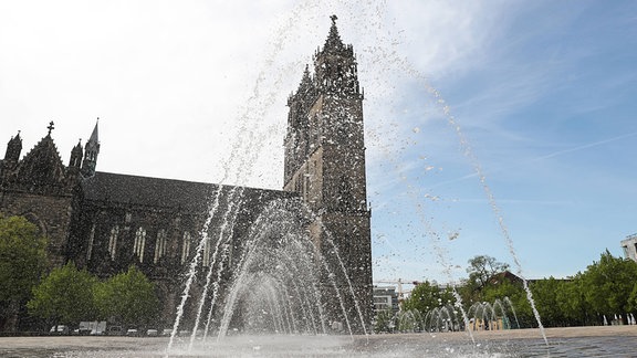 Wasserspiele eines Springbrunnens, im Hintergrund der Magdeburger Dom
