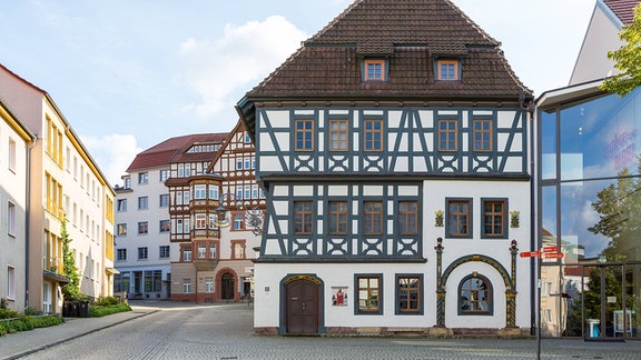 Lutherhaus mit historischem Portal und Neubau in Eisenach
