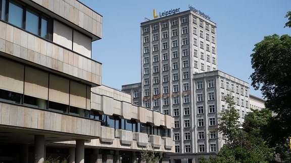 Europahaus in Leipzig, das Gebäude hat eine sehr einfache in klaren Linien verlaufende Fassade.