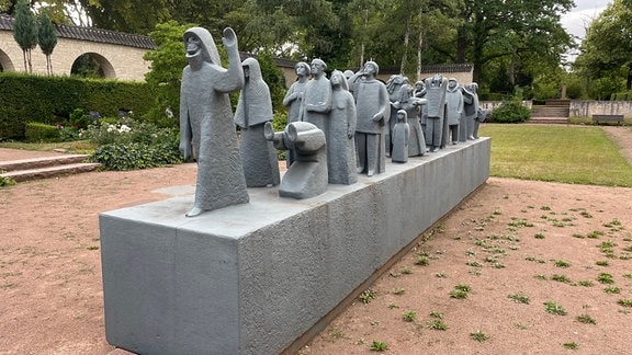 Die Skulpturengruppe "Die Endlose Straße" von Richard Horn auf dem Gertraudenfriedhof. 25 Menschen verschiedener Berufsgruppen folgen dem Tod auf eine Wanderschaft.