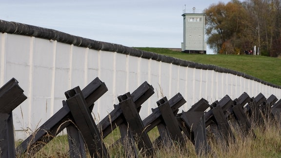 Mauer, Stacheldraht und Beobachtungsturm am Grenzdenkmal Hötensleben, 2015