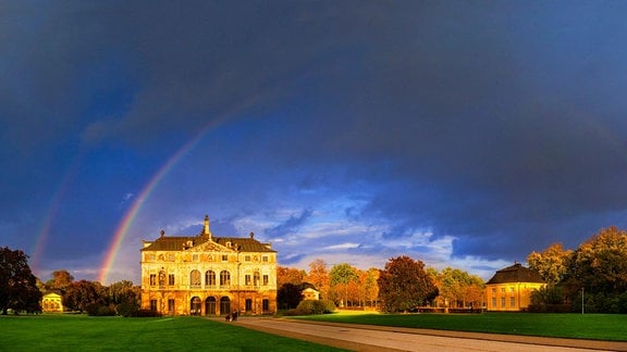 Palais im Großer Garten Der GroÃe Garten wurde ab 1676 für den Kurprinzen und späteren Kurfürsten Johann Georg III. als Jagdgarten mit sternförmigem Wegenetz angelegt.