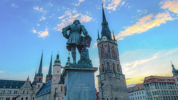 Händeldenkmal und Fünftürme-Ensemble auf dem Marktplatz in Halle.