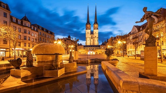 Der Göbelbrunnen am Hallmarkt mit Marktkirche Unser Lieben Frauen in der blauen Stunde