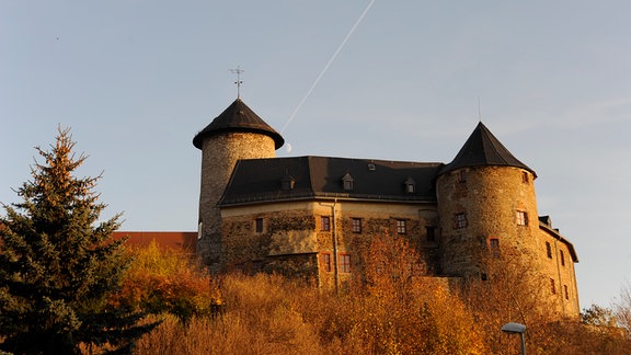 Außenansicht des Schloss Voigtsberg im Herbst
