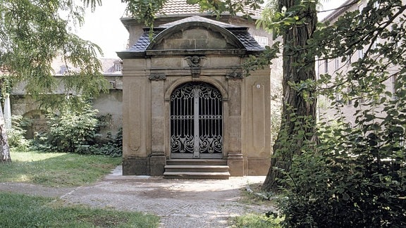 Erste Begräbnisstätte des Dichters Friedrich von Schiller, Mausoleum über dem Kassengewölbe auf dem Jacobskirchhof in Weimar.