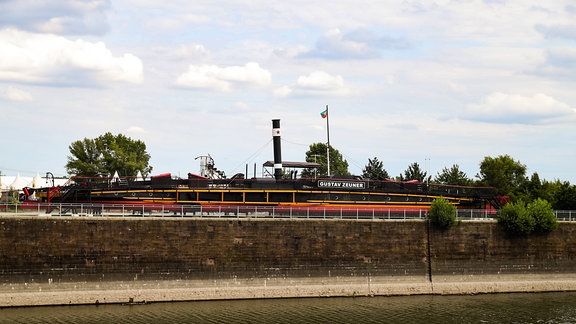 Der Kettenschleppdampfer "Gustav Zeuner" liegt im Areal historischer Schiffe an der Elbe in Magdeburg.