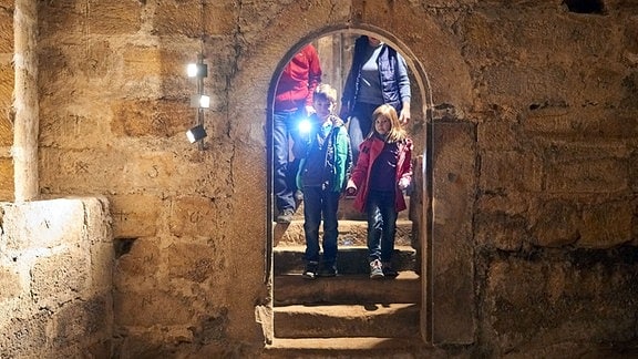 Kinder bei einer Taschenlampenführung auf Festung Königstein