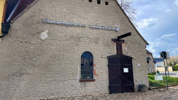 Ein historisches Gebäude mit silberner Aufschrift "Glockengießerei"
