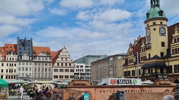 Der Blick auf den Leipziger Markt mit Altem Rathaus und Gebäuden, die den Markt säumen