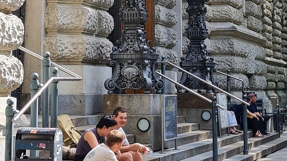 Der steinerne Eingang zur Albertina in Leipzig, die Universitätsbibliothek, massive Lampen im Eingangsbereich