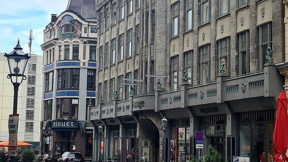 Blick auf Specks Hof und das Riquethaus in Leipzig, beides liegt an einer Straße 