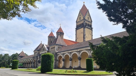 Das beeindruckende Hauptgebäude auf dem Südfriedhof in Leipzig