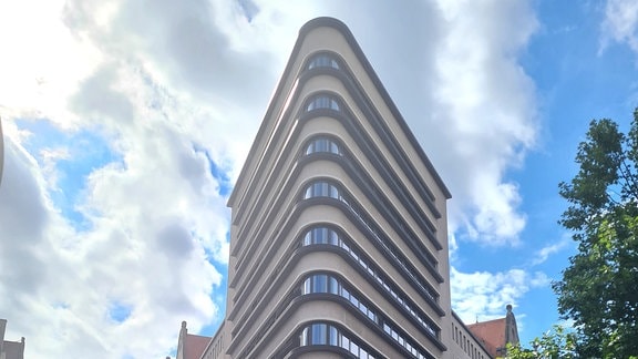 Das Trias Hochhaus in Leipzig hat eine besondere Form, es liegt an einer Ecke und läuft spitz zu