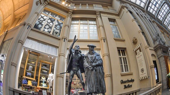 Die Statuen von  Mephisto und Dr. Faust  vor Auerbachs Keller in der Mädlerpassage in Leipzig