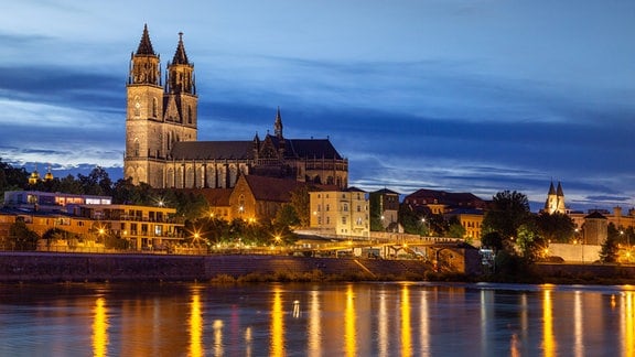 Der Dom von Magdeburg an der Elbe im Abendlicht