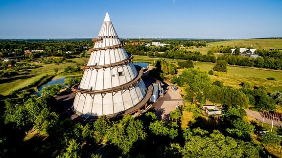 Stadtansicht Magdeburgs aus der Vogelperspektive mit dem Elbauenpark und dem Jahrtausendturm, einem Gebäude in Form eines Kegels