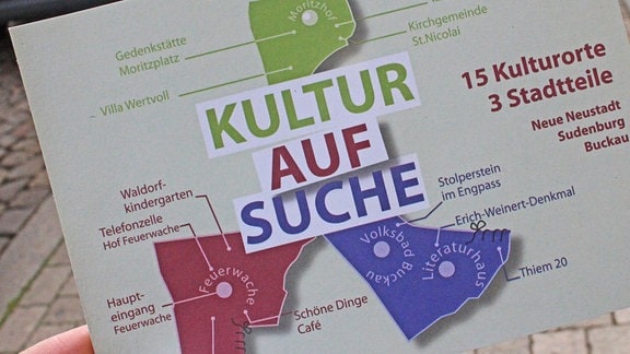 Eine verschiedenfarbige Karte weist auf einen kulturellen Spaziergang mit dem Namen "KulturAUFsuche" in Magdeburg hin.
