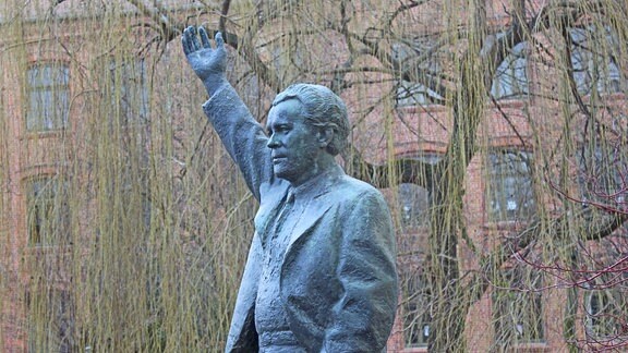 Eine Statue des Magdeburger Schriftstellers Erich Weinert steht in einem Park im Stadtteil Buckau.
