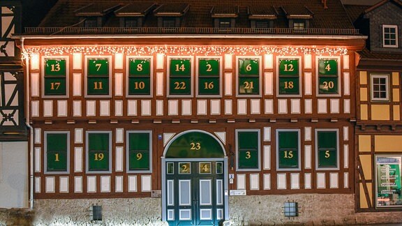 Die Adventskalender-Fassade der Stadt- und Kreisbibliothek «Anna Seghers» Meiningen.