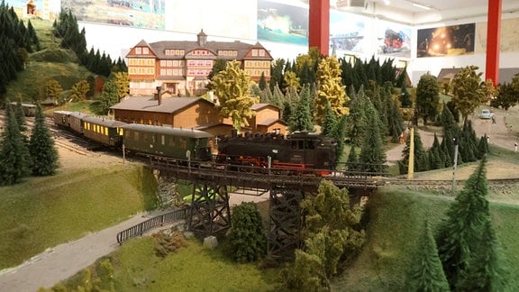 Eine Modelleisenbahn fährt im Modellbahnland durch das Erzgebirge im Miniaturformat.
