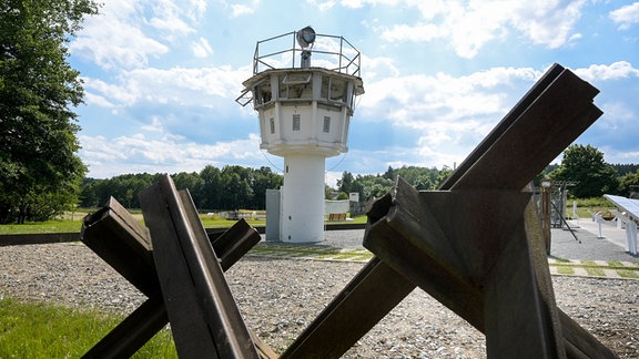 Ein Wachturm und Grenzsicherungseinrichtungen an der ehemaligen innerdeutschen Grenze bei Mödlareuth. 
