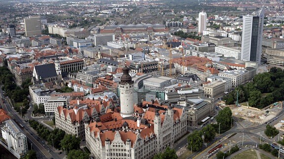 Blick auf das Stadtzentrum von Leipzig mit dem Neuen Rathaus, der Thomaskirche, dem City-Hochhaus und dem Wintergartenhochhaus, 2005