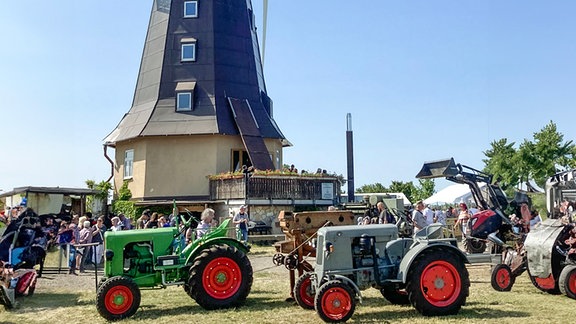 ARTELT-Neuholländer-Mühle in Whyra: Mühle mit Traktoren im Vordergrund