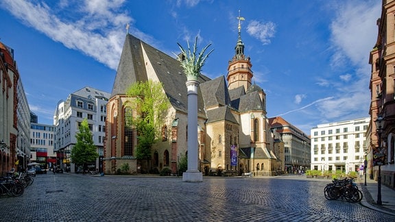 Nikolaikirche mit der Nikolaisäule von Markus Gläser zur Erinnerung an die Montagsdemonstrationen