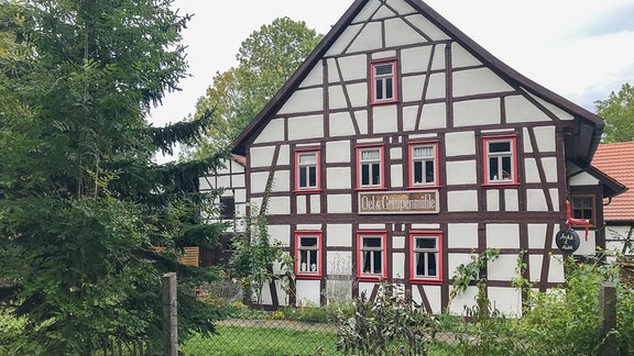 Außenansicht der Öl- und Graupenmühle in Mühlberg, einem alten Fachwerkhaus.